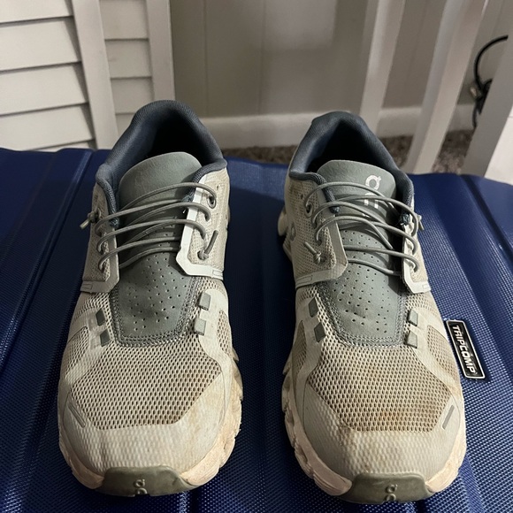 On clouds - Picture 2 of 3